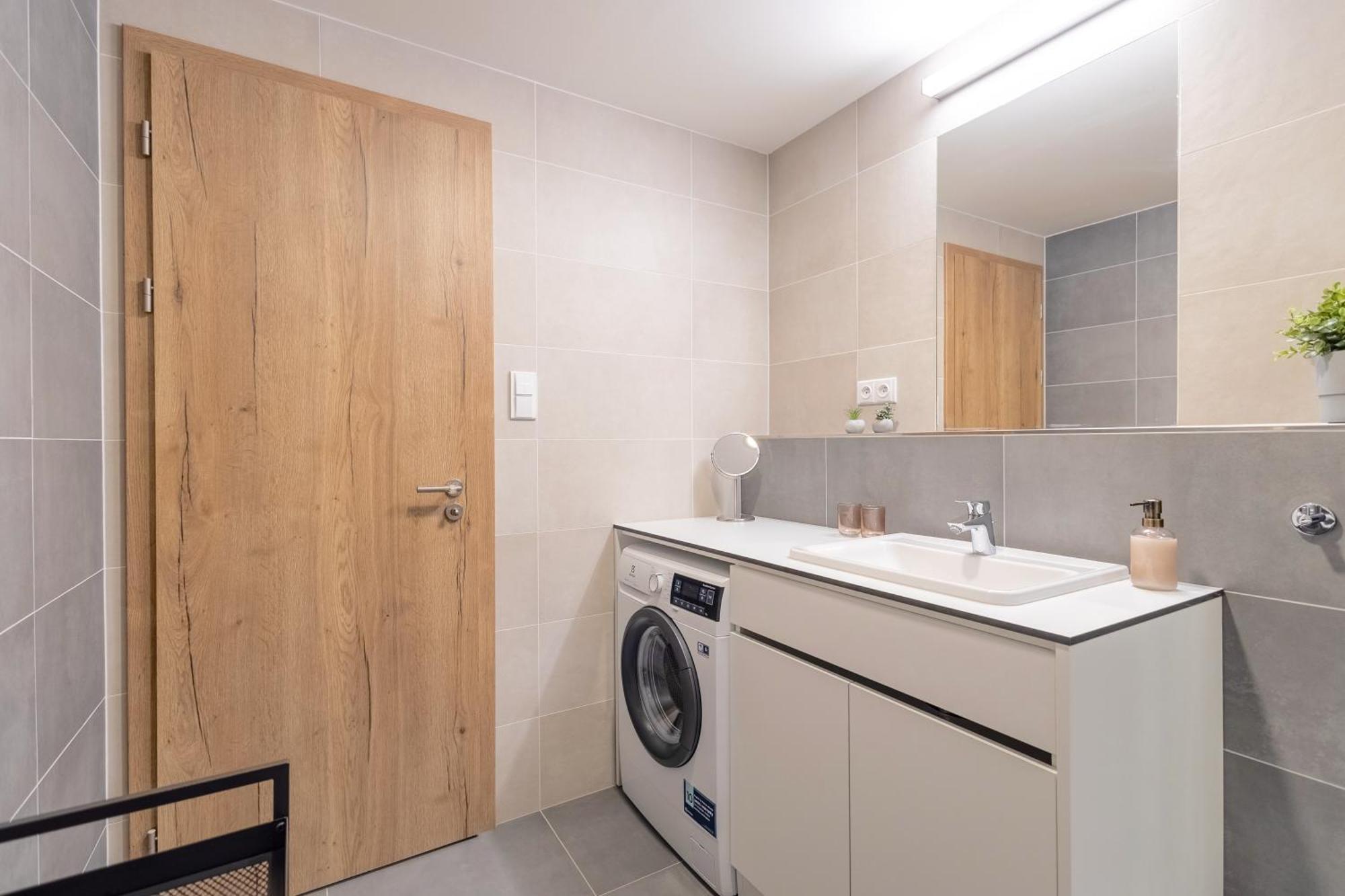 Апартаменти Bright 2Br - 5Th Floor, Balcony, Free Parking By Gravity Прага Екстер'єр фото